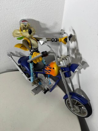 Wile E. Coyote Figure su Moto