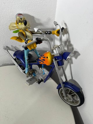 Wile E. Coyote Figure su Moto