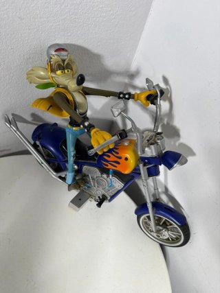 Wile E. Coyote Figure su Moto