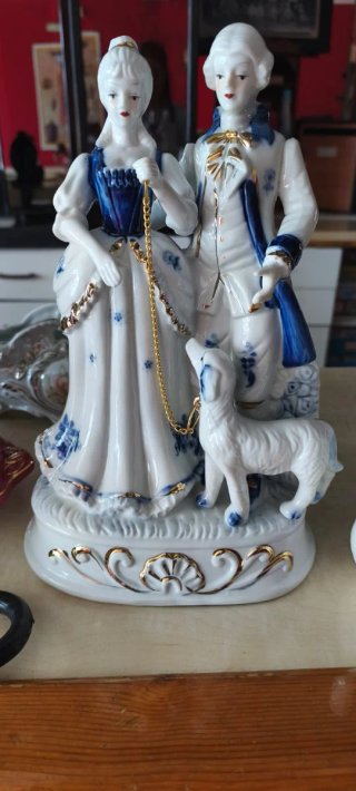 Figura de pareja de porcelana