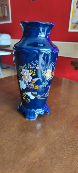 Jarrón de porcelana azul con flores