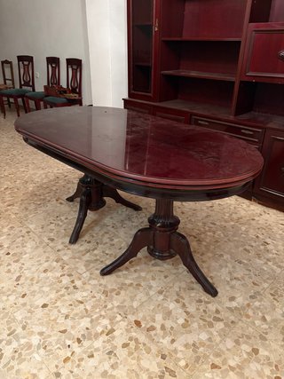 Mesa de salón de madera oscura