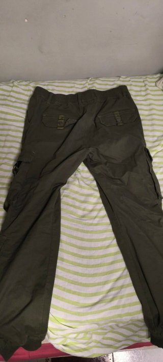 Pantalón cargo verde con accesorios