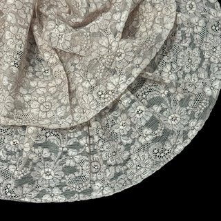 Precioso encaje antiguo con diseño floral