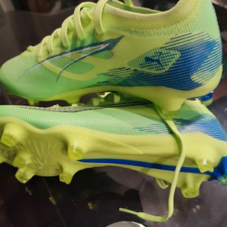 Botas de fútbol Puma verdes y azules