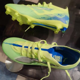 Botas de fútbol Puma verdes y azules