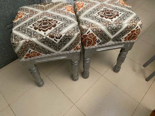 2 Sillones tapizados con patas de madera