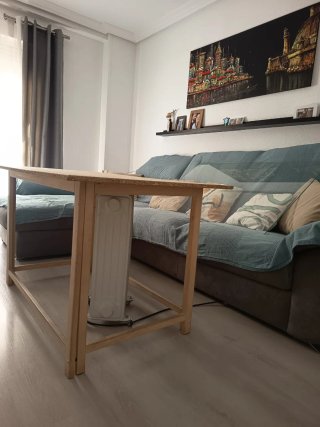 Mesa camilla con faldillas y cristal