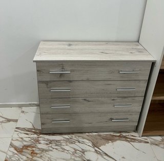 Camas, armarios, mesitas, cómodas, sofás