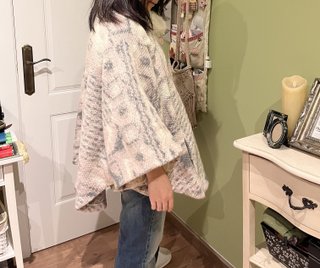 Capa de punto con cuello de pelo