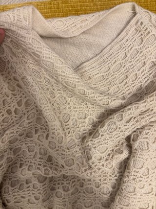 Poncho blanco tejido con flecos