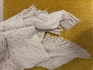 Poncho blanco tejido con flecos