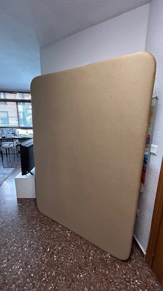 Base tapizada acolchada con patas de madera