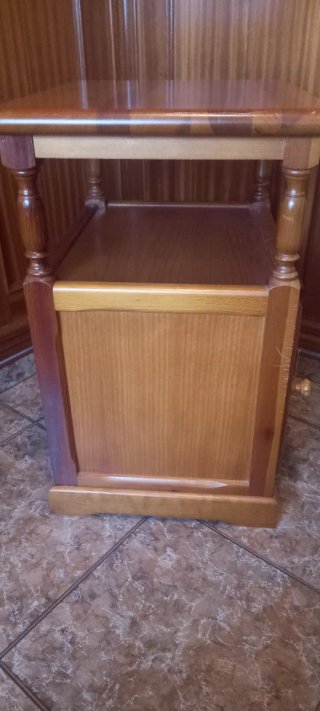 Mesita auxiliar de madera