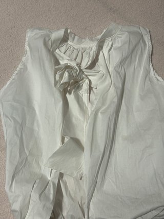 Blusa blanca con abertura y lazada