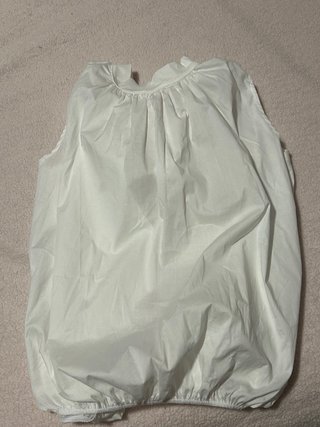 Blusa blanca con abertura y lazada