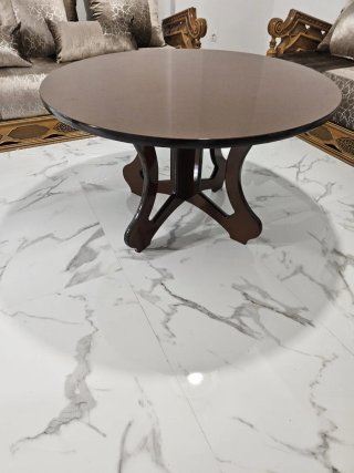 Sofá de madera tallada y cojines
