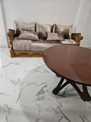 Sofá de madera tallada y cojines