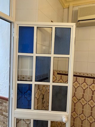 Puerta aluminio con cristales de colores