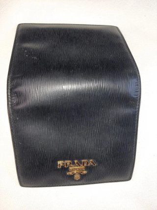 Cartera Prada Cuero Negro Logo Dorado