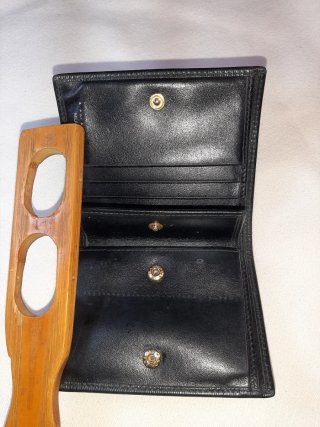 Cartera Prada Cuero Negro Logo Dorado
