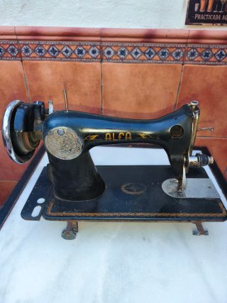 Máquina de coser Alfa antigua