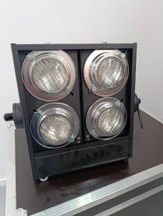 Flight Case con 4 Showtec Stage Blinder DMX