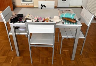 Mesa y 4 Sillas Metálicas