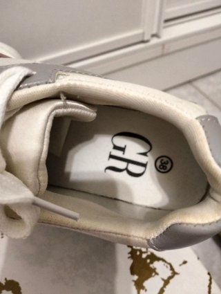 Tenis grises, rosas y blancos