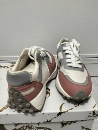Tenis grises, rosas y blancos
