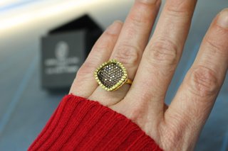 Anillo de plata dorada y circonitas, con contraste. Plata 925.