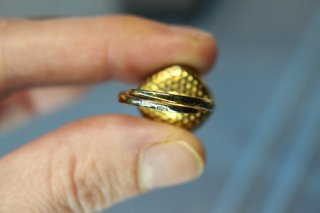 Anillo de plata dorada y circonitas, con contraste. Plata 925.