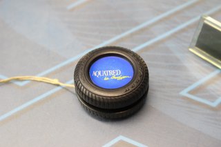 Publicidad neumáticos automóvil. Relojes despertador y yo-yo. Goodyear, Michelin, Continental...