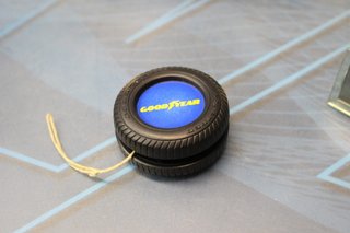 Publicidad neumáticos automóvil. Relojes despertador y yo-yo. Goodyear, Michelin, Continental...