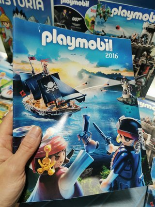 Lote 7 catálogos de Playmobil (diferentes años) + 2 revistas y alguno repetido