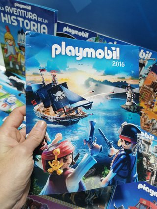 Lote 7 catálogos de Playmobil (diferentes años) + 2 revistas y alguno repetido