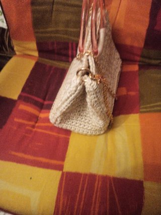 Bolso tejido beige con cadena dorada