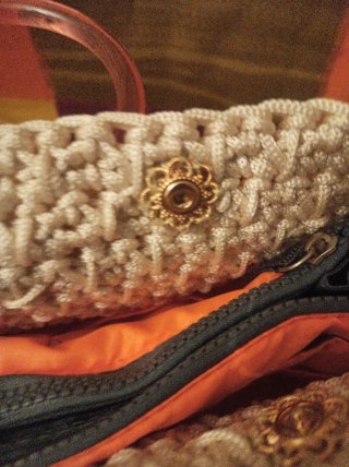 Bolso tejido beige con cadena dorada