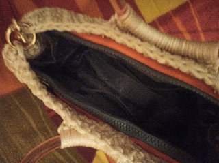 Bolso tejido beige con cadena dorada