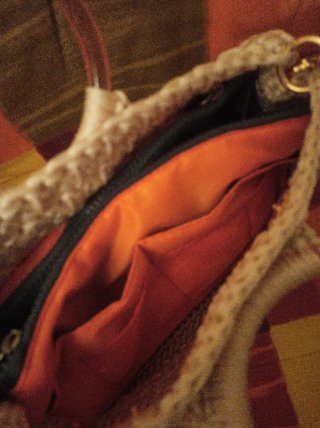 Bolso tejido beige con cadena dorada