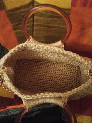 Bolso tejido beige con cadena dorada