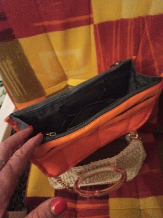 Bolso tejido beige con cadena dorada