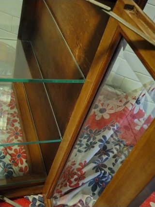 Vetrinetta pensile in legno e vetro