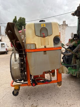 Atomizador 600L para viñas y arboles.