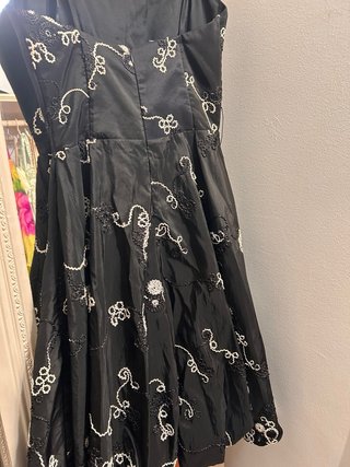 Vestido negro satén bordado