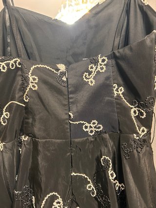 Vestido negro satén bordado