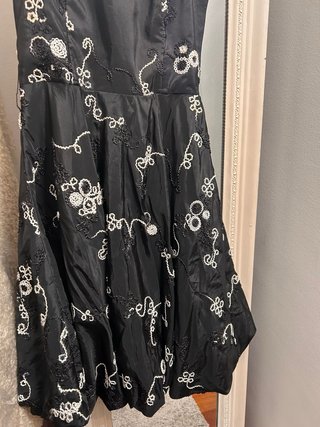 Vestido negro satén bordado