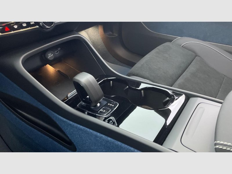 Volvo XC40 2023, foto 14