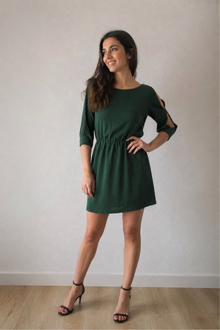 Vestido verde esmeralda con detalles mangas