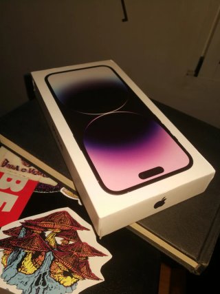 Caja iPhone 14 Pro Morado Oscuro